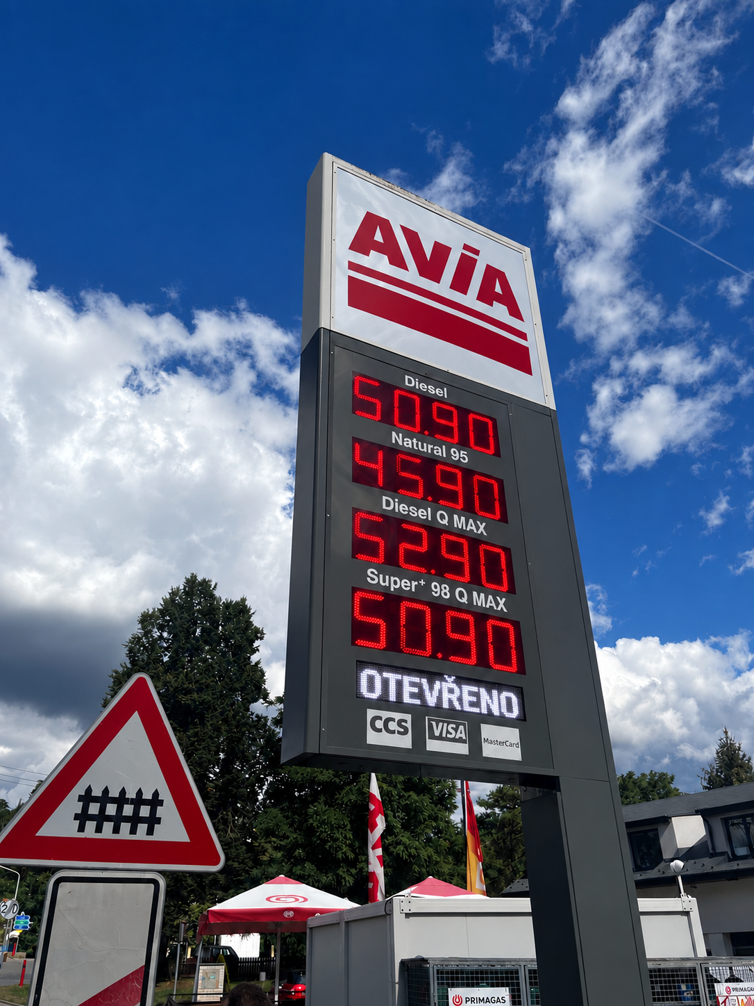 Renovace cenovkových totemů na čerpacích stanicích AVIA